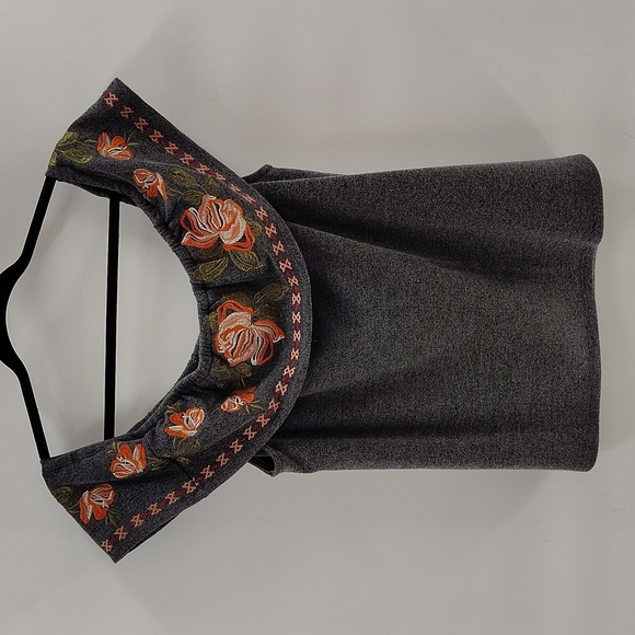 THML gray Open Neck Blouse Embroidered Flowers Size Large Sleeveless Stretch - Picture 8 of 8